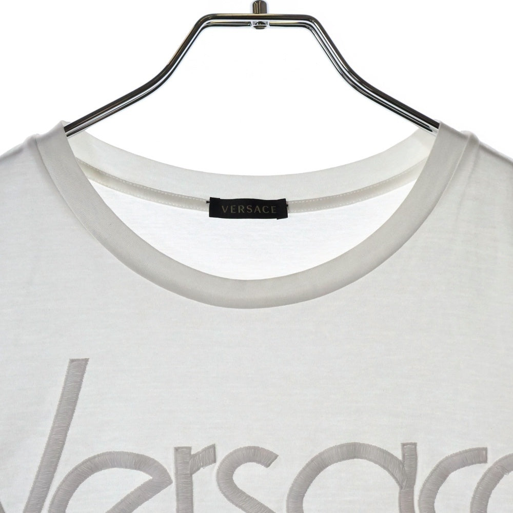 GIANNI VERSACE(ジャンニ ヴェルサーチ) フロントロゴ刺繍 クルーネック 半袖Tシャツ カットソー ホワイト A83047