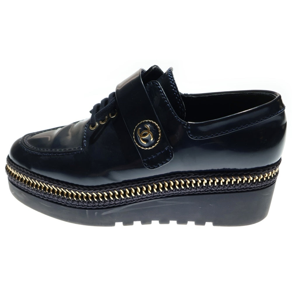 CHANEL(シャネル) ココマーク ロゴプレート パテントレザー ベルトデザイン チェーン レースアップ ローカットシューズ ゴールド金具 ネイビー レディース G37675