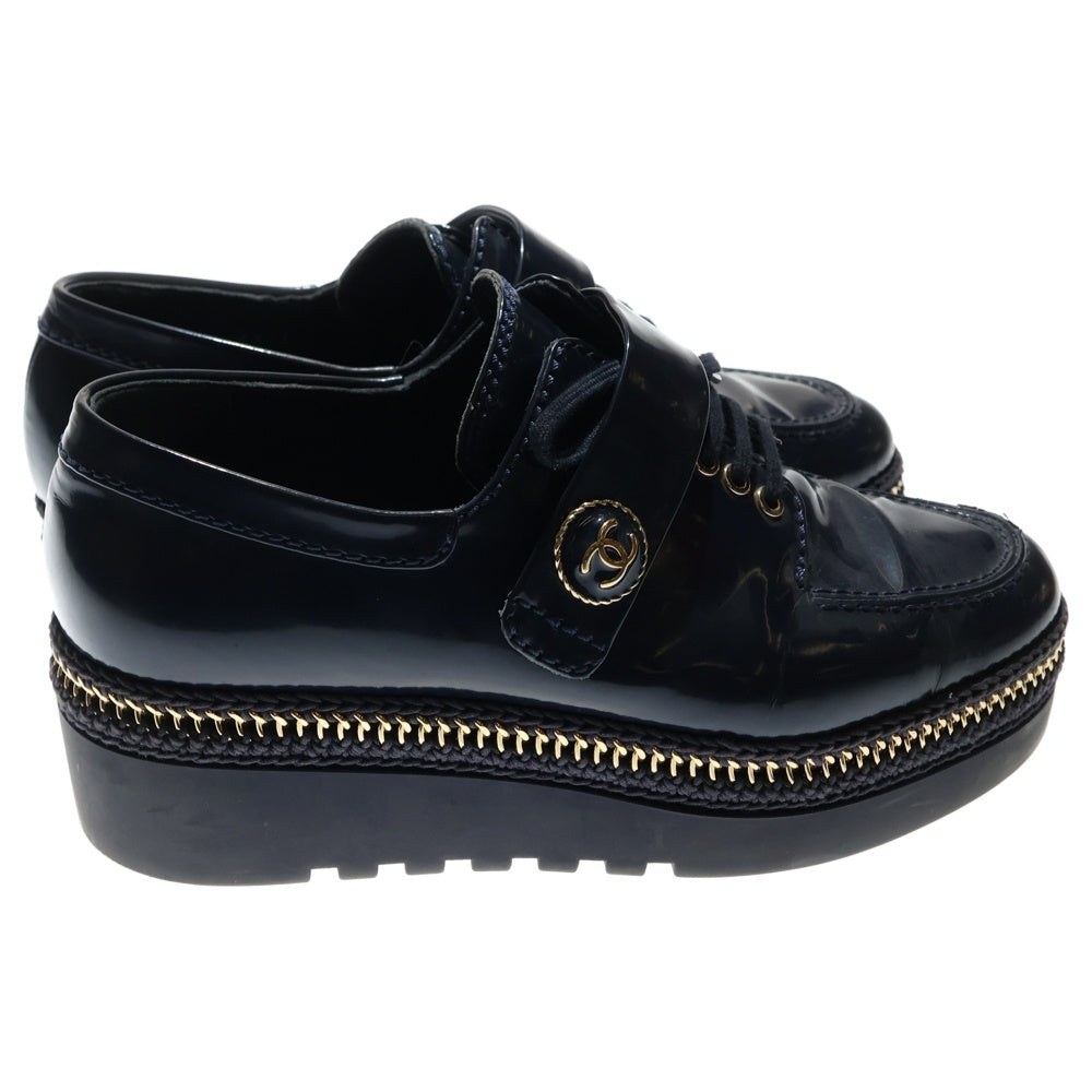 CHANEL(シャネル) ココマーク ロゴプレート パテントレザー ベルトデザイン チェーン レースアップ ローカットシューズ ゴールド金具 ネイビー レディース G37675