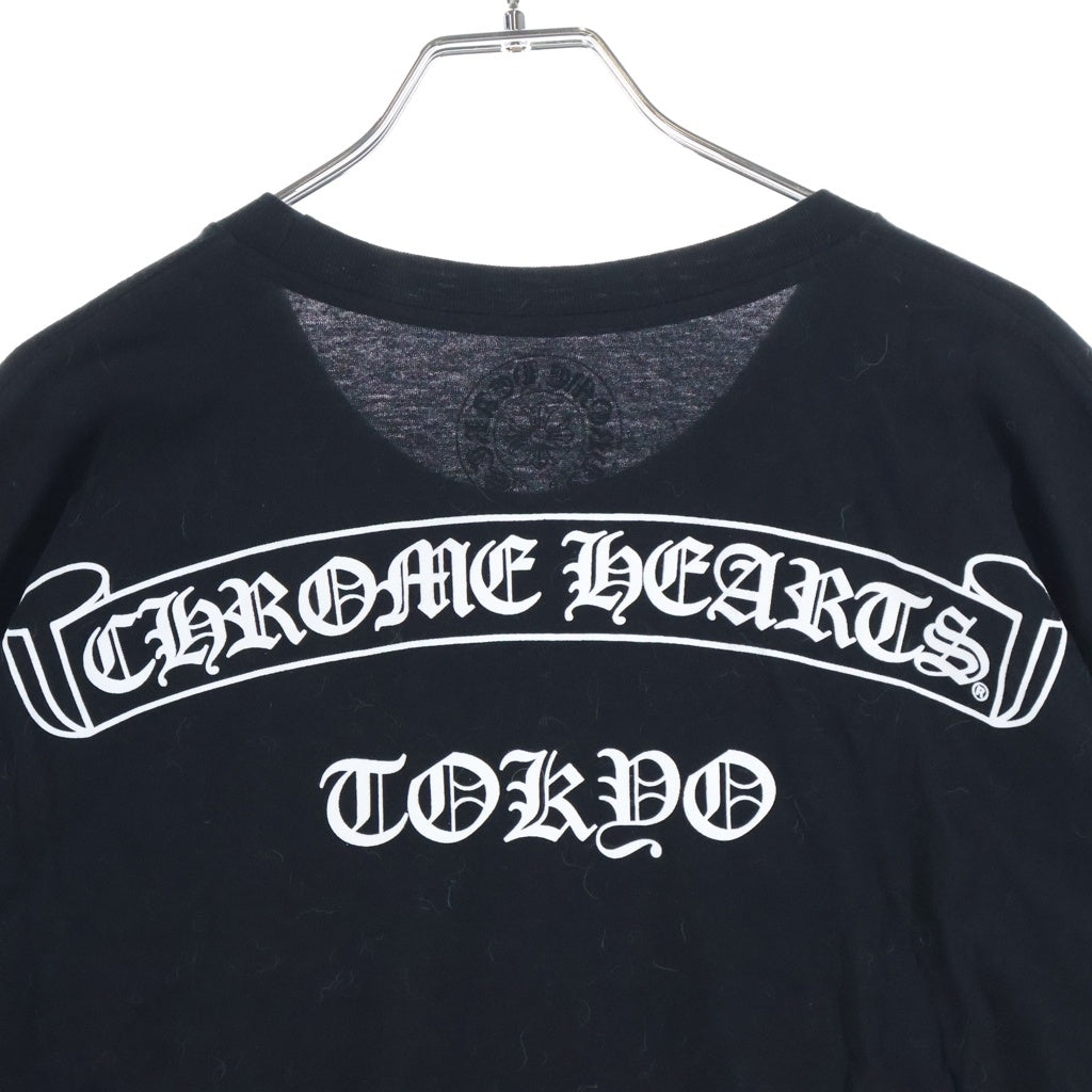 CHROME HEARTS(クロムハーツ) Tokyo Limited Back Scroll Tee 東京限定 バックスクロール ヴァーティカルロゴ ポケット プリント クルーネック 半袖 Tシャツカットソー ブラック