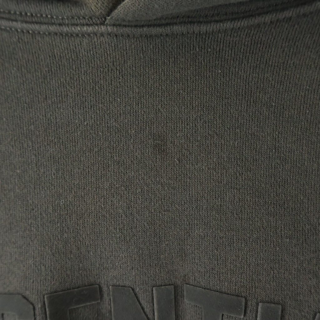 FEAR OF GOD ESSENTIALS(フィアオブゴッド エッセンシャルズ) フロントラバーロゴ プリント プルオーバースウェットパーカー カーキ