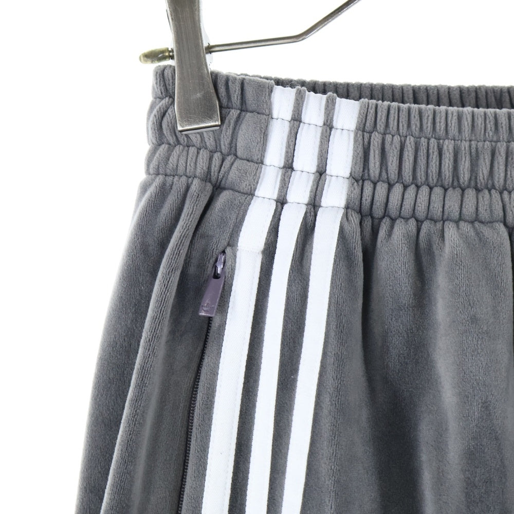 adidas(アディダス) ベルベット ルーズ トラックパンツ グレー IS4558
