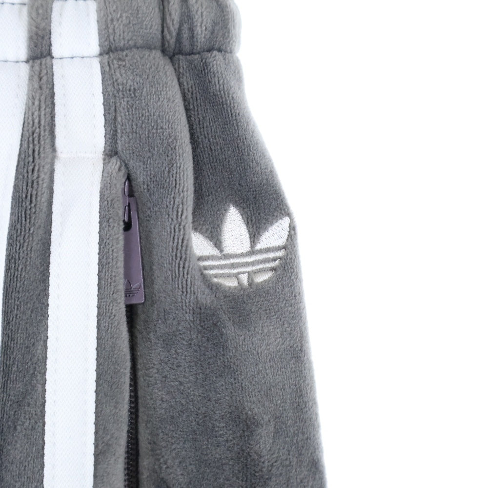 adidas(アディダス) ベルベット ルーズ トラックパンツ グレー IS4558