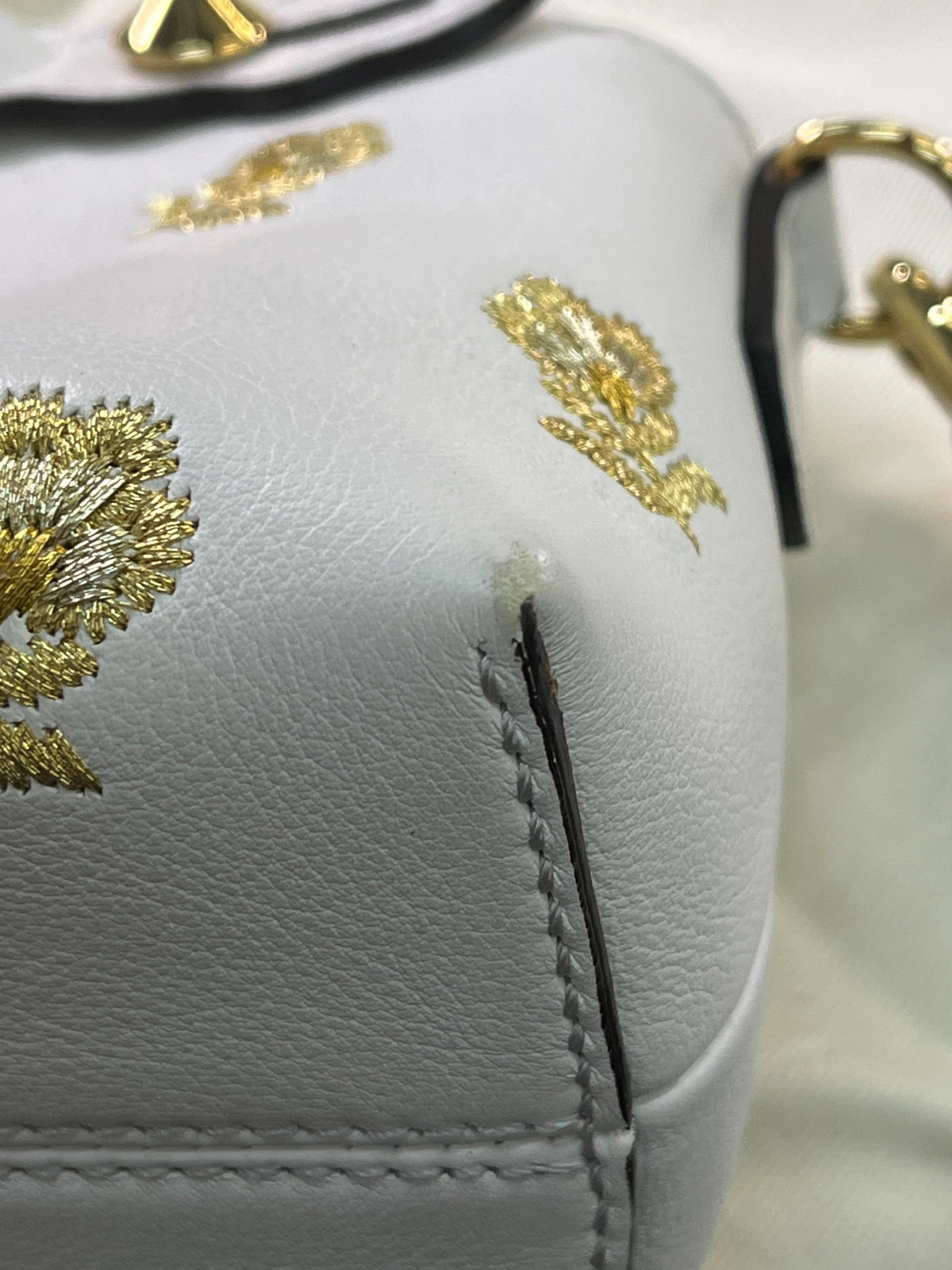 FENDI(フェンディ) バイザウェイミニ ショルダーバッグ ホワイト×ゴールド レザー 刺繍 フラワーモチーフ ゴールド金具 8BL135
