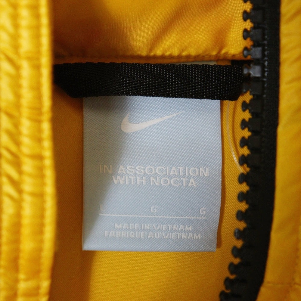 NIKE(ナイキ) × NOCTA PUFFER JACKET DA3997-739 ノクタ ロゴプリントデザインナイロンジップアップパファージャケット ダウンジャケット イエロー