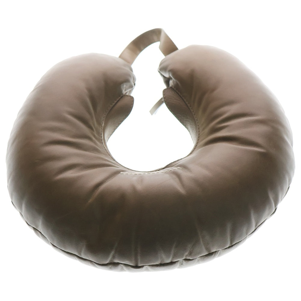 MM6 Maison Margiela(エムエムシックスメゾンマルジェラ) 24AW TRAVEL PILLOW BAG トラベルピロー レザーハンドバッグ レディース