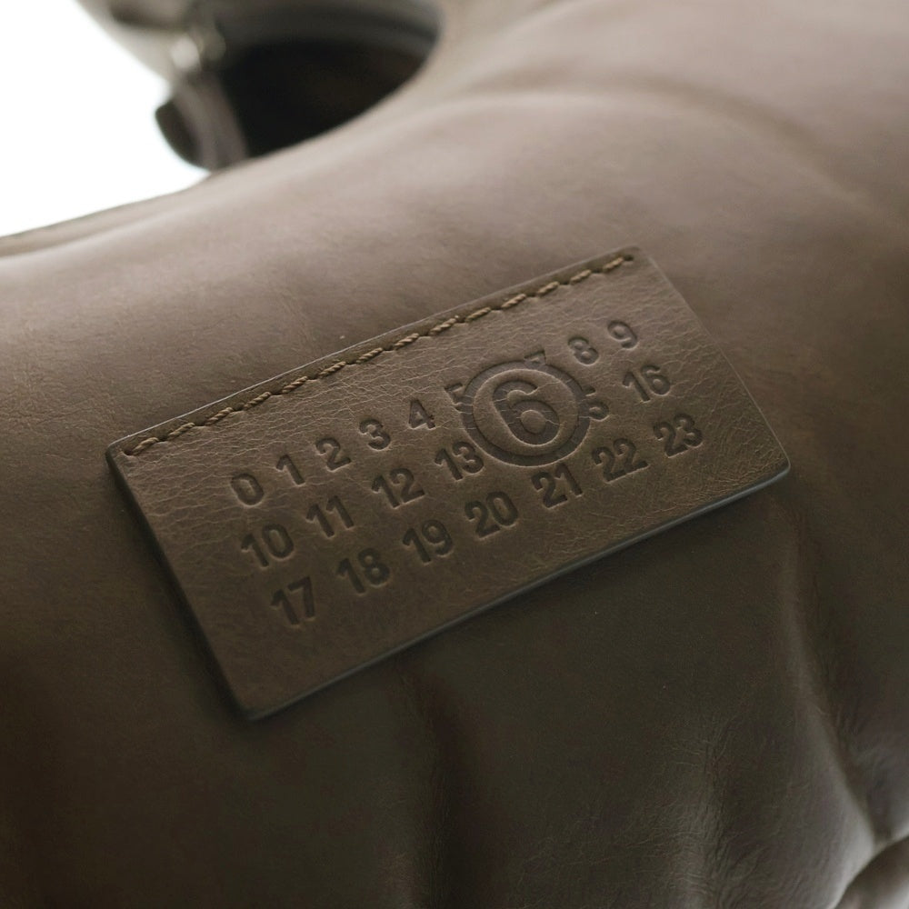 MM6 Maison Margiela(エムエムシックスメゾンマルジェラ) 24AW TRAVEL PILLOW BAG トラベルピロー レザーハンドバッグ レディース