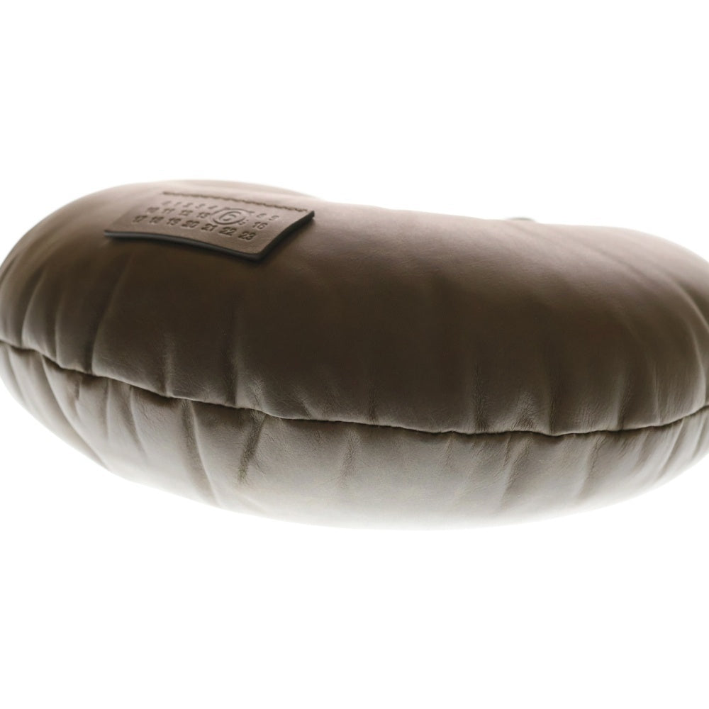 MM6 Maison Margiela(エムエムシックスメゾンマルジェラ) 24AW TRAVEL PILLOW BAG トラベルピロー レザーハンドバッグ レディース