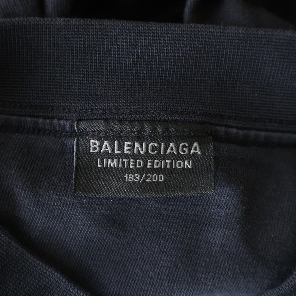 BALENCIAGA(バレンシアガ) 25SS シリアル付き 世界200点限定 ストラップ付プリントスモールフィットTシャツ ブラック 790363 TQVG8