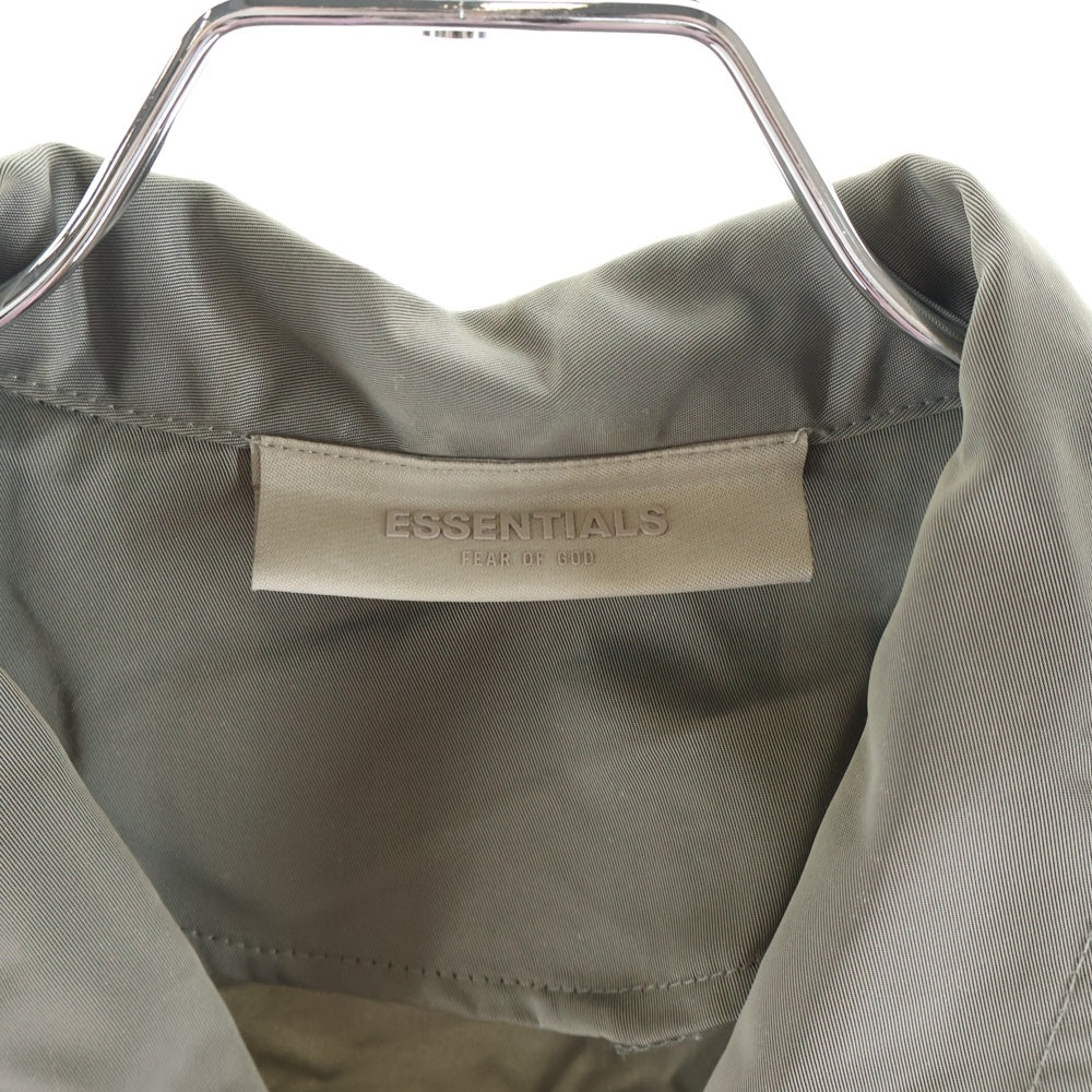 FEAR OF GOD ESSENTIALS(フィアオブゴッド エッセンシャルズ) バックロゴ ナイロンコーチジャケット グレー