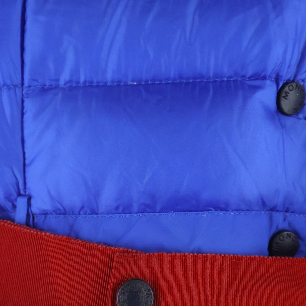 MONCLER GRENOBLE(モンクレールグルノーブル) CAEN GIUBBOTTO ロゴワッペン ノーカラーダウンジャケット ブルー レディース 310984532185