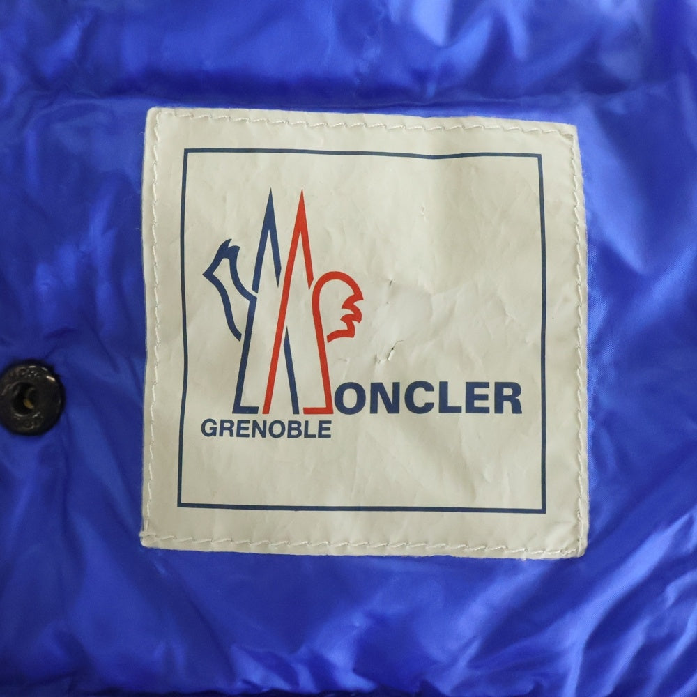 MONCLER GRENOBLE(モンクレールグルノーブル) CAEN GIUBBOTTO ロゴワッペン ノーカラーダウンジャケット ブルー レディース 310984532185