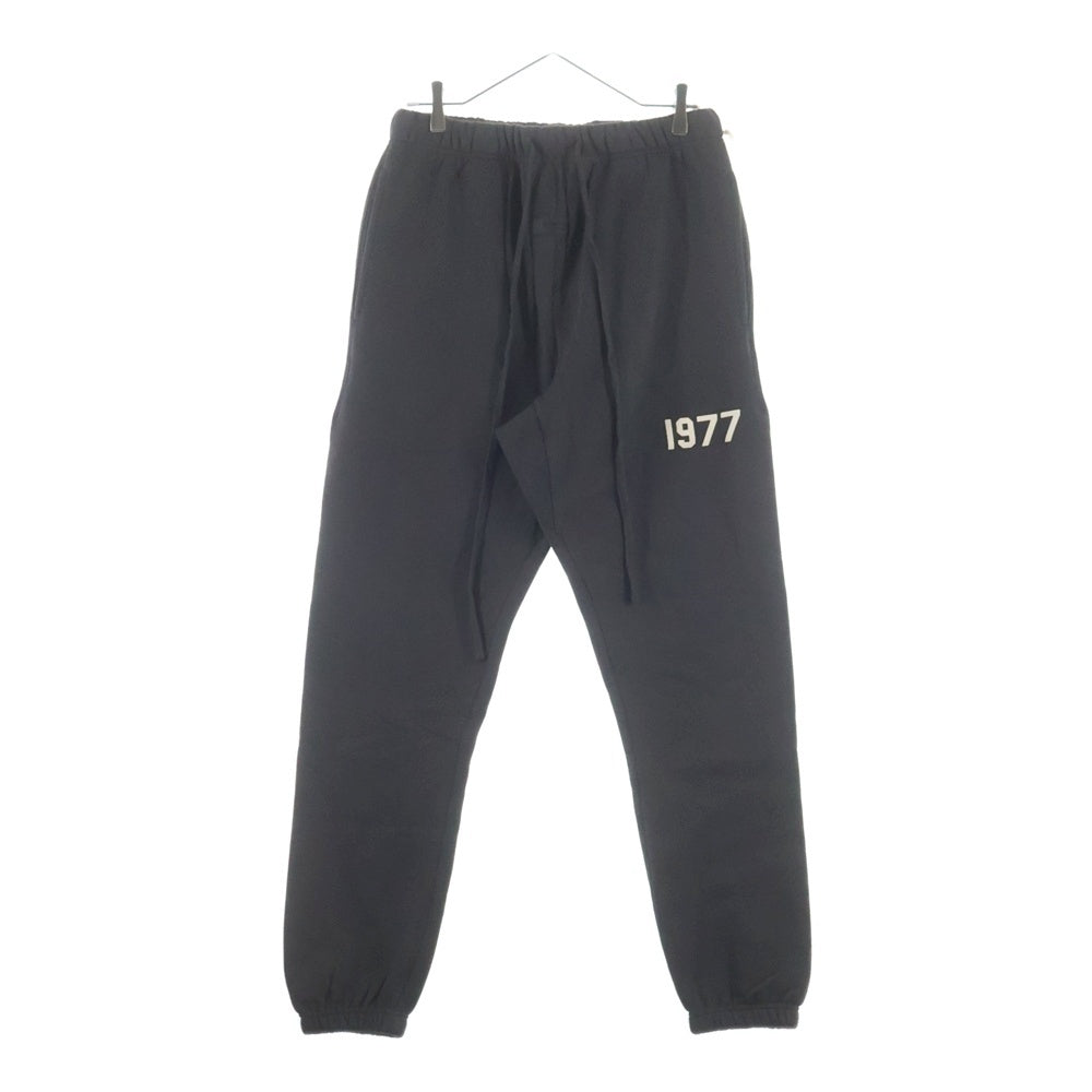 FEAR OF GOD ESSENTIALS(フィアオブゴッド エッセンシャルズ) SWEATPANTS 1977 フェルトロゴ スウェットパンツ グレー