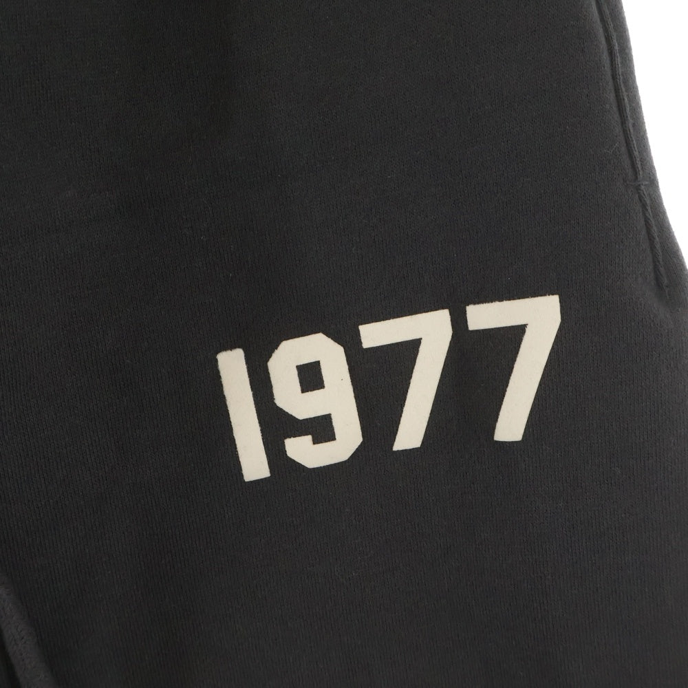 FEAR OF GOD ESSENTIALS(フィアオブゴッド エッセンシャルズ) SWEATPANTS 1977 フェルトロゴ スウェットパンツ グレー