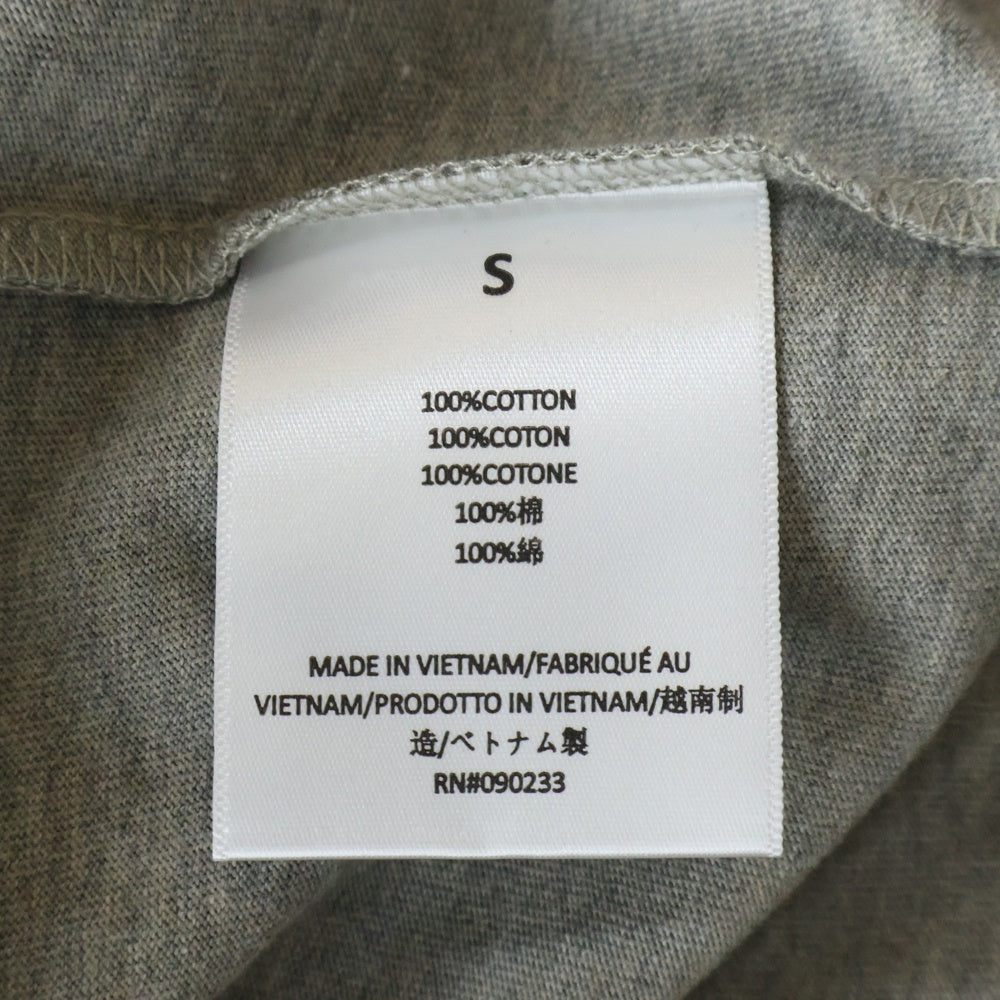 FEAR OF GOD ESSENTIALS(フィアオブゴッド エッセンシャルズ) L/S T-SHIRT ラバーロゴ 長袖Tシャツ ロンT グレー