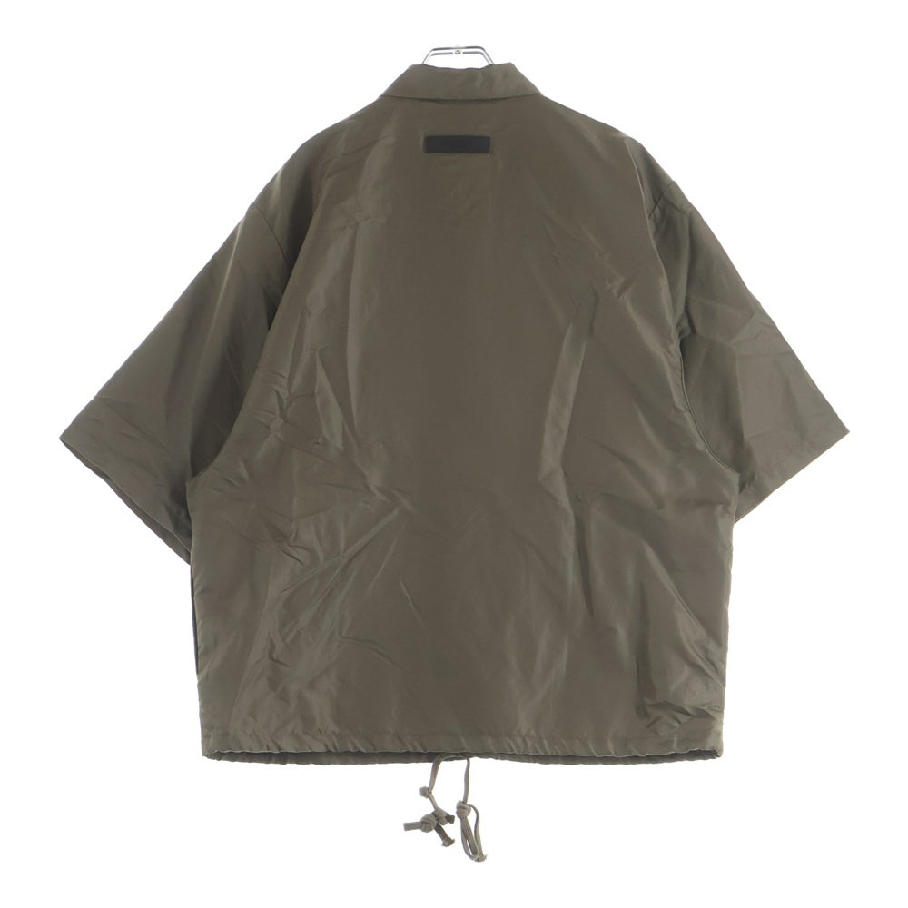 FEAR OF GOD ESSENTIALS(フィアオブゴッド エッセンシャルズ) NYLON S/S SHIRT フェルトロゴ ナイロン半袖シャツ ブラウン