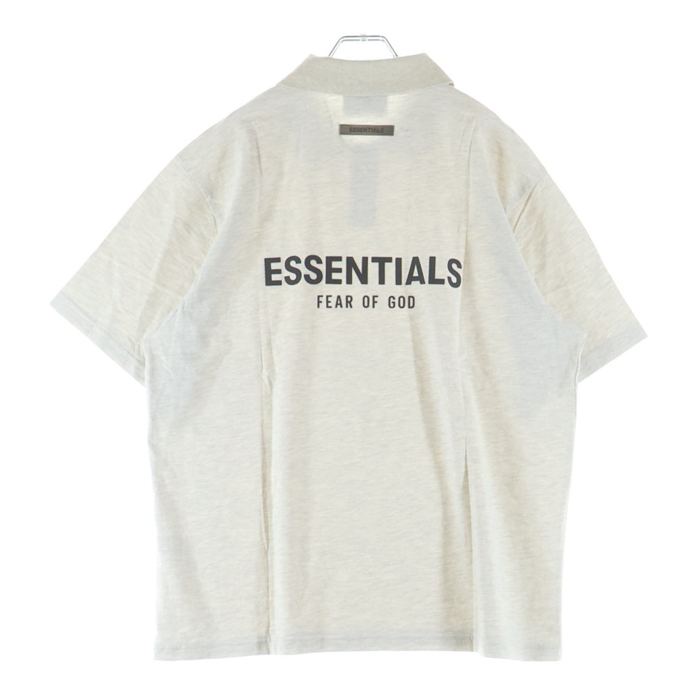 FEAR OF GOD ESSENTIALS(フィアオブゴッド エッセンシャルズ) S/S POLO SHIRT バックラバーロゴ 半袖ポロシャツ グレージュ