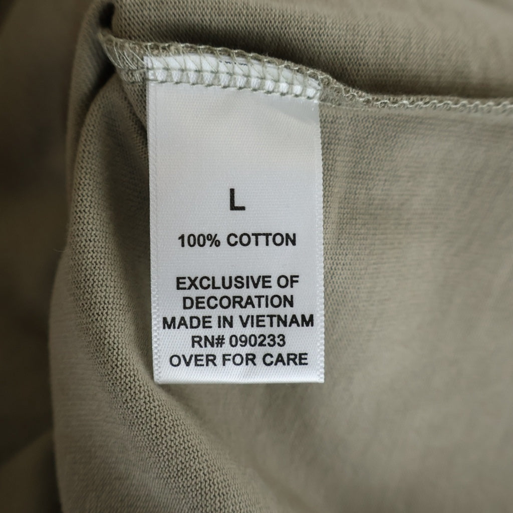 FEAR OF GOD ESSENTIALS(フィアオブゴッド エッセンシャルズ) S/S T-SHIRT ラバーロゴ 半袖Tシャツ ベージュ