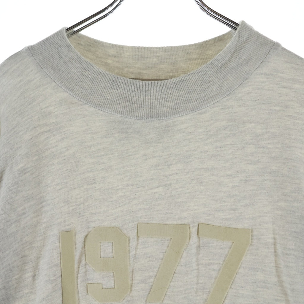 FEAR OF GOD ESSENTIALS(フィアオブゴッド エッセンシャルズ) L/S T-SHIRT 1977 フェルトロゴ 長袖Tシャツ ロンT グレージュ