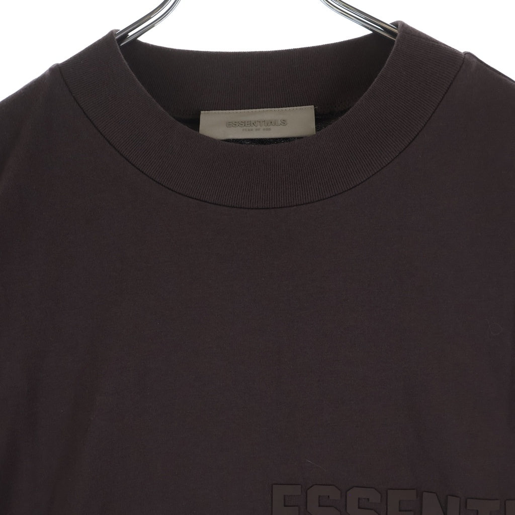 FEAR OF GOD ESSENTIALS(フィアオブゴッド エッセンシャルズ) S/S T-SHIRT ラバーロゴ 半袖Tシャツ ブラウン