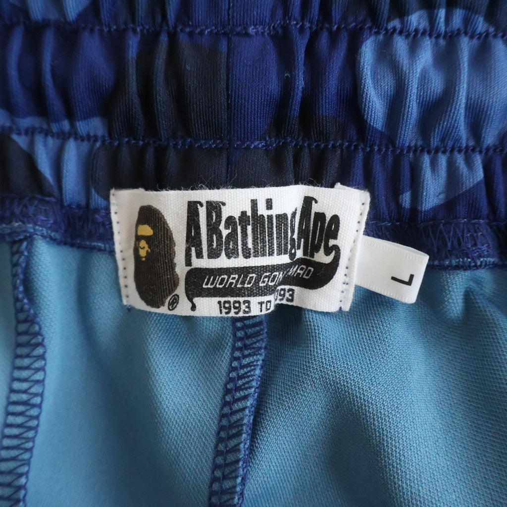 A BATHING APE(アベイシングエイプ) COLOR CAMO METAL LOGO RELAXED FIT カラーカモ メタルロゴ リラックスフィット スウェットパンツ ブルー 001PTL801315M