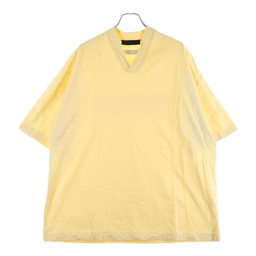 FEAR OF GOD ESSENTIALS(フィアオブゴッド エッセンシャルズ) V NECK S/S T-SHIRT ラバーロゴ Vネック半袖Tシャツ イエロー