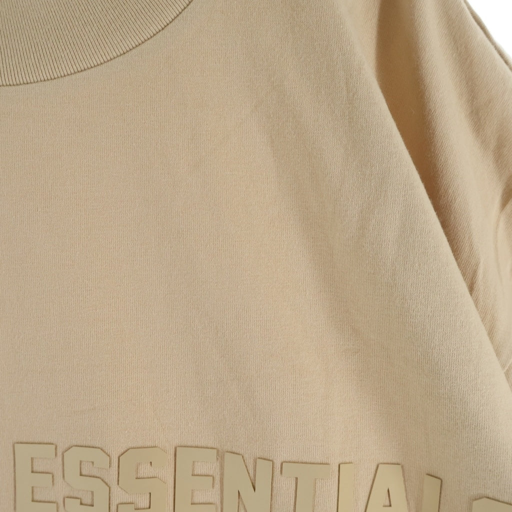 FEAR OF GOD ESSENTIALS(フィアオブゴッド エッセンシャルズ) S/S T-SHIRT ラバーロゴ 半袖Tシャツ ベージュ