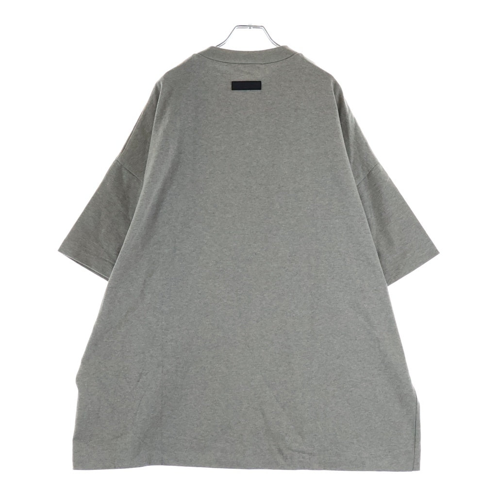 FEAR OF GOD ESSENTIALS(フィアオブゴッド エッセンシャルズ) HEAVY S/S T-SHIRT ヘビーオンス ラバーロゴ 半袖Tシャツ グレー