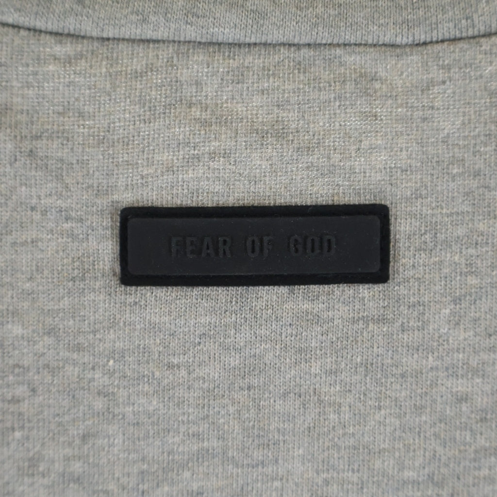 FEAR OF GOD ESSENTIALS(フィアオブゴッド エッセンシャルズ) HEAVY S/S T-SHIRT ヘビーオンス ラバーロゴ 半袖Tシャツ グレー