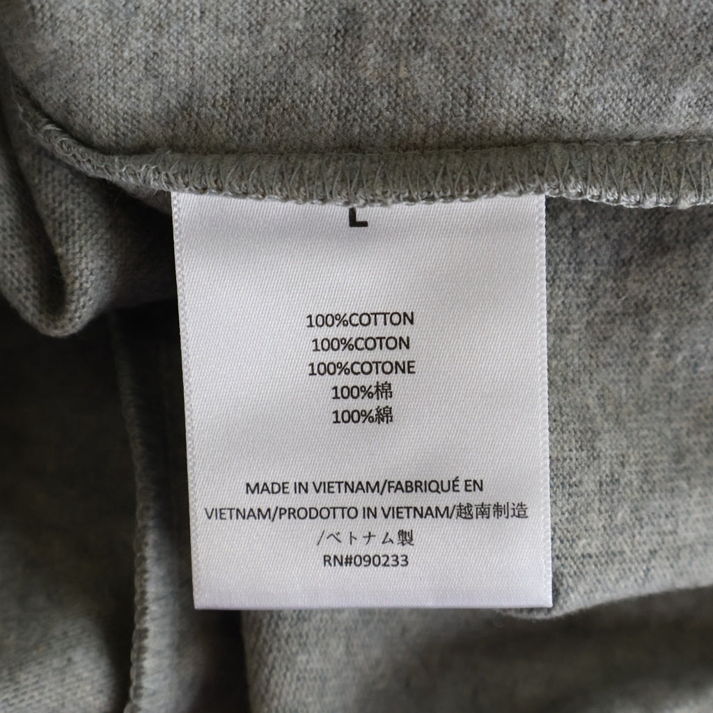 FEAR OF GOD ESSENTIALS(フィアオブゴッド エッセンシャルズ) HEAVY S/S T-SHIRT ヘビーオンス ラバーロゴ 半袖Tシャツ グレー