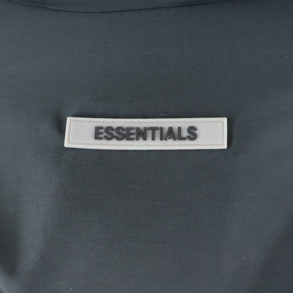 FEAR OF GOD ESSENTIALS(フィアオブゴッド エッセンシャルズ) バックラバーロゴ ジップアップ ジャケット ブラック