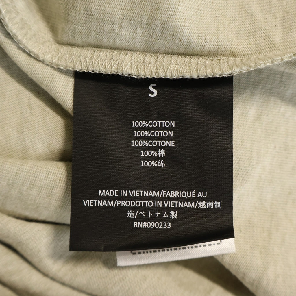 FEAR OF GOD ESSENTIALS(フィアオブゴッド エッセンシャルズ) S/S T-SHIRT メタルラバーロゴ 半袖Tシャツ グレー