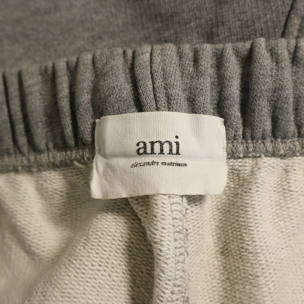 AMI Alexandre Mattiussi(アミアレクサンドルマテュッシ) Sweat Shorts ハートロゴ刺繍 スウェットハーフパンツ グレー E21HJ328.747