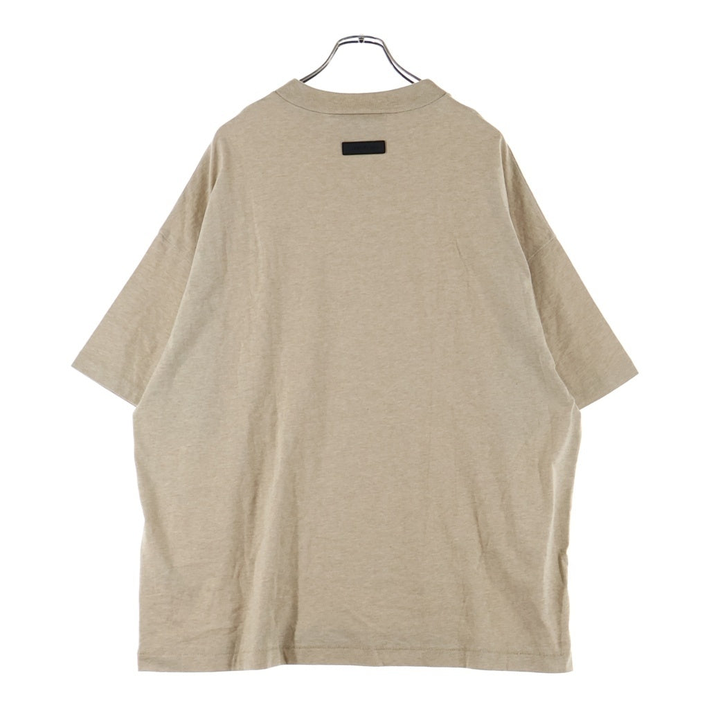 FEAR OF GOD ESSENTIALS(フィアオブゴッド エッセンシャルズ) S/S T-SHIRT ラバーロゴ 半袖Tシャツ ベージュ