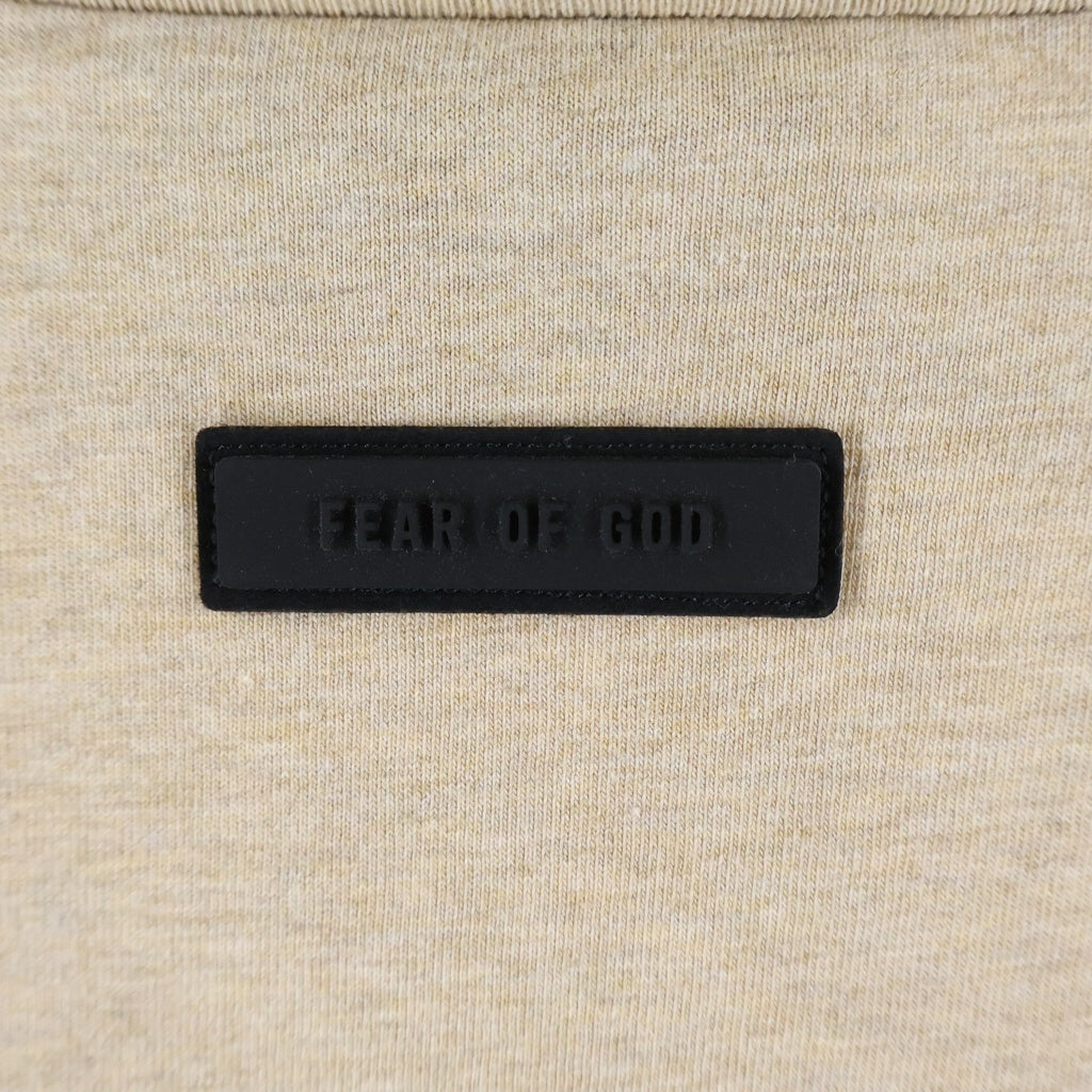 FEAR OF GOD ESSENTIALS(フィアオブゴッド エッセンシャルズ) S/S T-SHIRT ラバーロゴ 半袖Tシャツ ベージュ