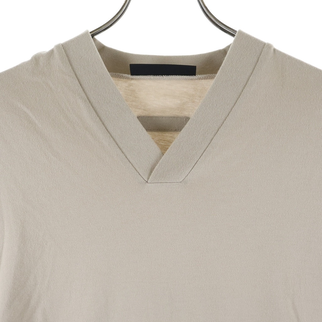 FEAR OF GOD ESSENTIALS(フィアオブゴッド エッセンシャルズ) V NECK S/S T-SHIRT ラバーロゴ Vネック半袖Tシャツ ベージュ
