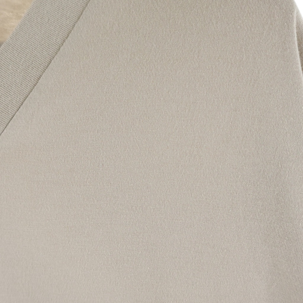 FEAR OF GOD ESSENTIALS(フィアオブゴッド エッセンシャルズ) V NECK S/S T-SHIRT ラバーロゴ Vネック半袖Tシャツ ベージュ