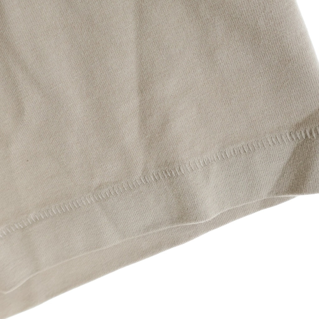 FEAR OF GOD ESSENTIALS(フィアオブゴッド エッセンシャルズ) V NECK S/S T-SHIRT ラバーロゴ Vネック半袖Tシャツ ベージュ
