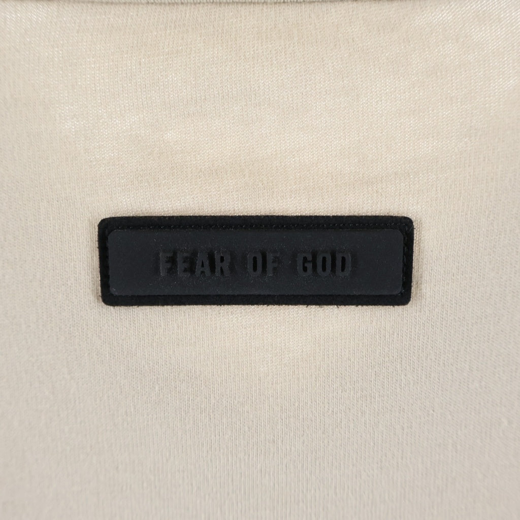 FEAR OF GOD ESSENTIALS(フィアオブゴッド エッセンシャルズ) V NECK S/S T-SHIRT ラバーロゴ Vネック半袖Tシャツ ベージュ
