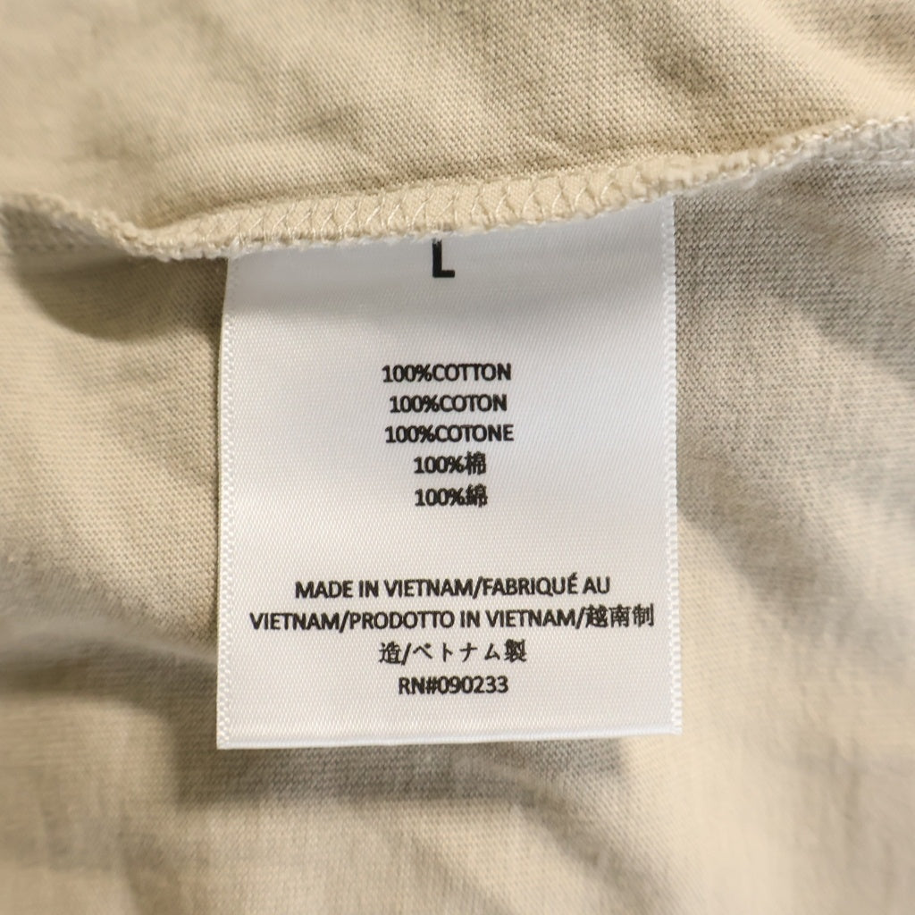FEAR OF GOD ESSENTIALS(フィアオブゴッド エッセンシャルズ) V NECK S/S T-SHIRT ラバーロゴ Vネック半袖Tシャツ ベージュ