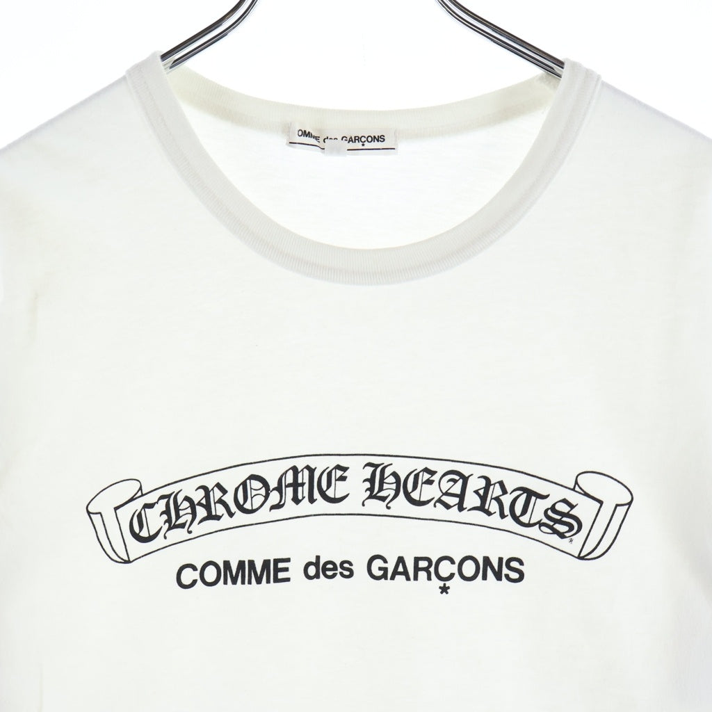 CHROME HEARTS(クロムハーツ) ×COMME des GARCONS コムデギャルソン スクロールラベル プリント半袖Tシャツ カットソー ホワイト