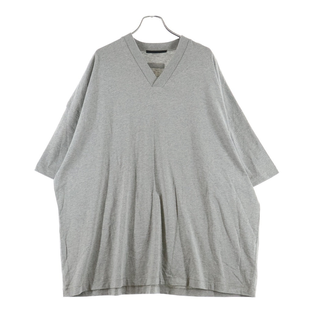 FEAR OF GOD ESSENTIALS(フィアオブゴッド エッセンシャルズ) V NECK T-SHIRT バックラバーロゴ Vネック 半袖Tシャツ グレー