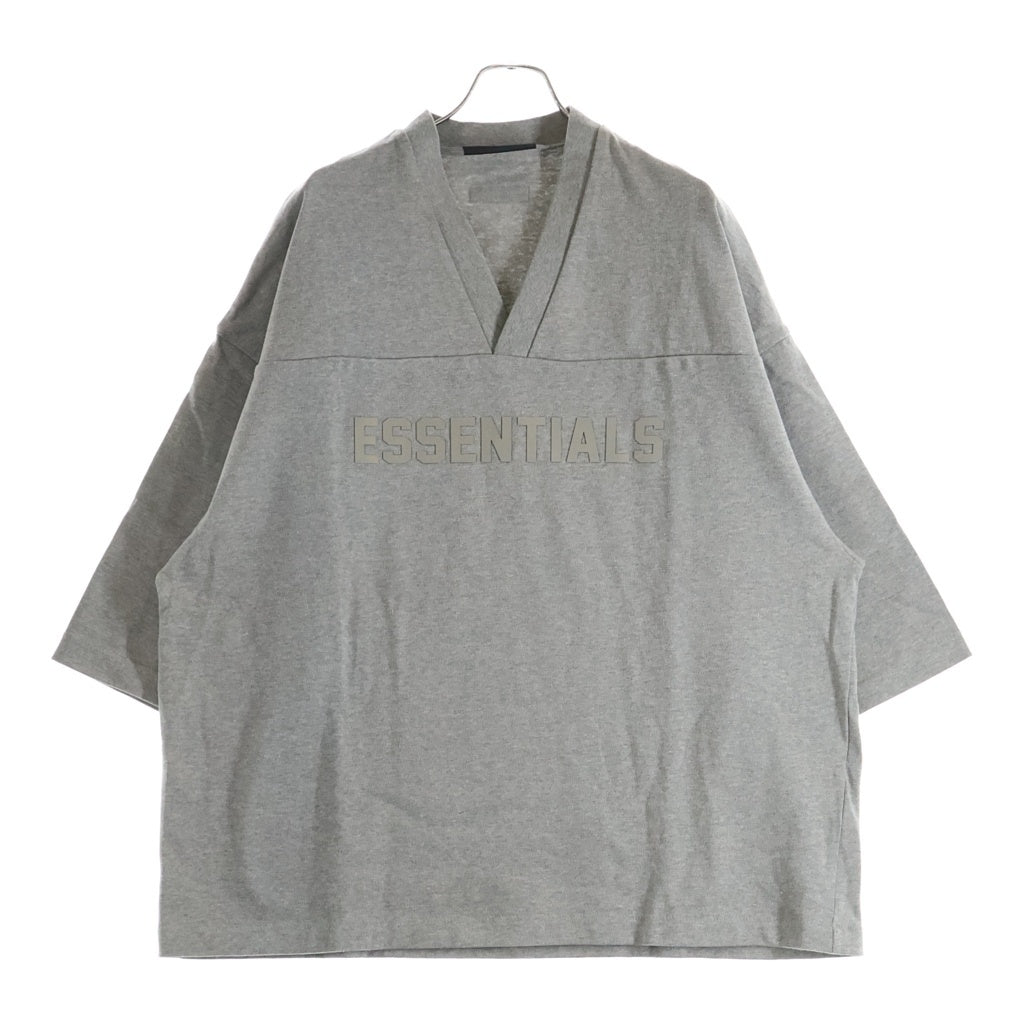 FEAR OF GOD ESSENTIALS(フィアオブゴッド エッセンシャルズ) HEAVY JERSEY ラバーロゴ Vネック半袖Tシャツ ヘビージャージー グレー