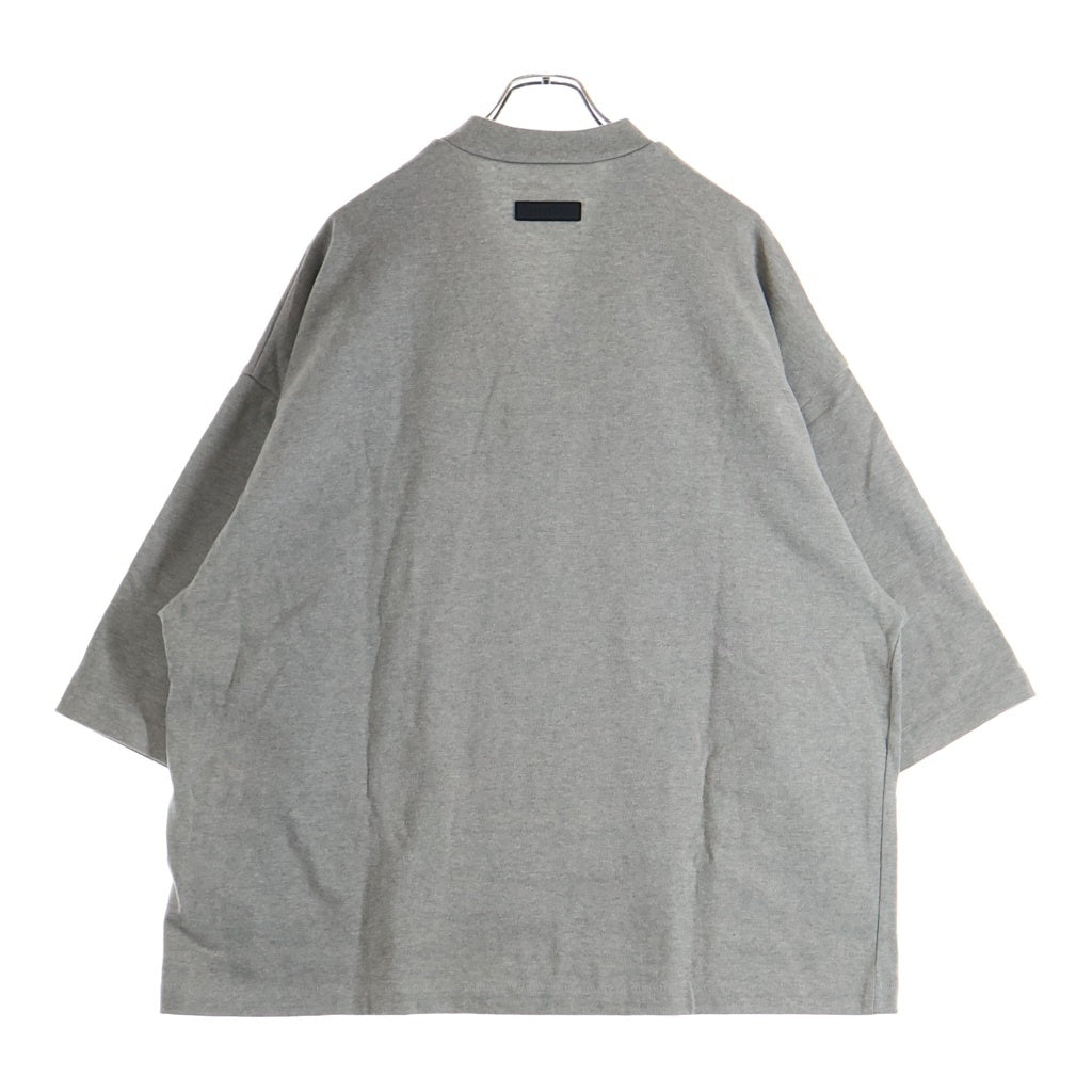 FEAR OF GOD ESSENTIALS(フィアオブゴッド エッセンシャルズ) HEAVY JERSEY ラバーロゴ Vネック半袖Tシャツ ヘビージャージー グレー