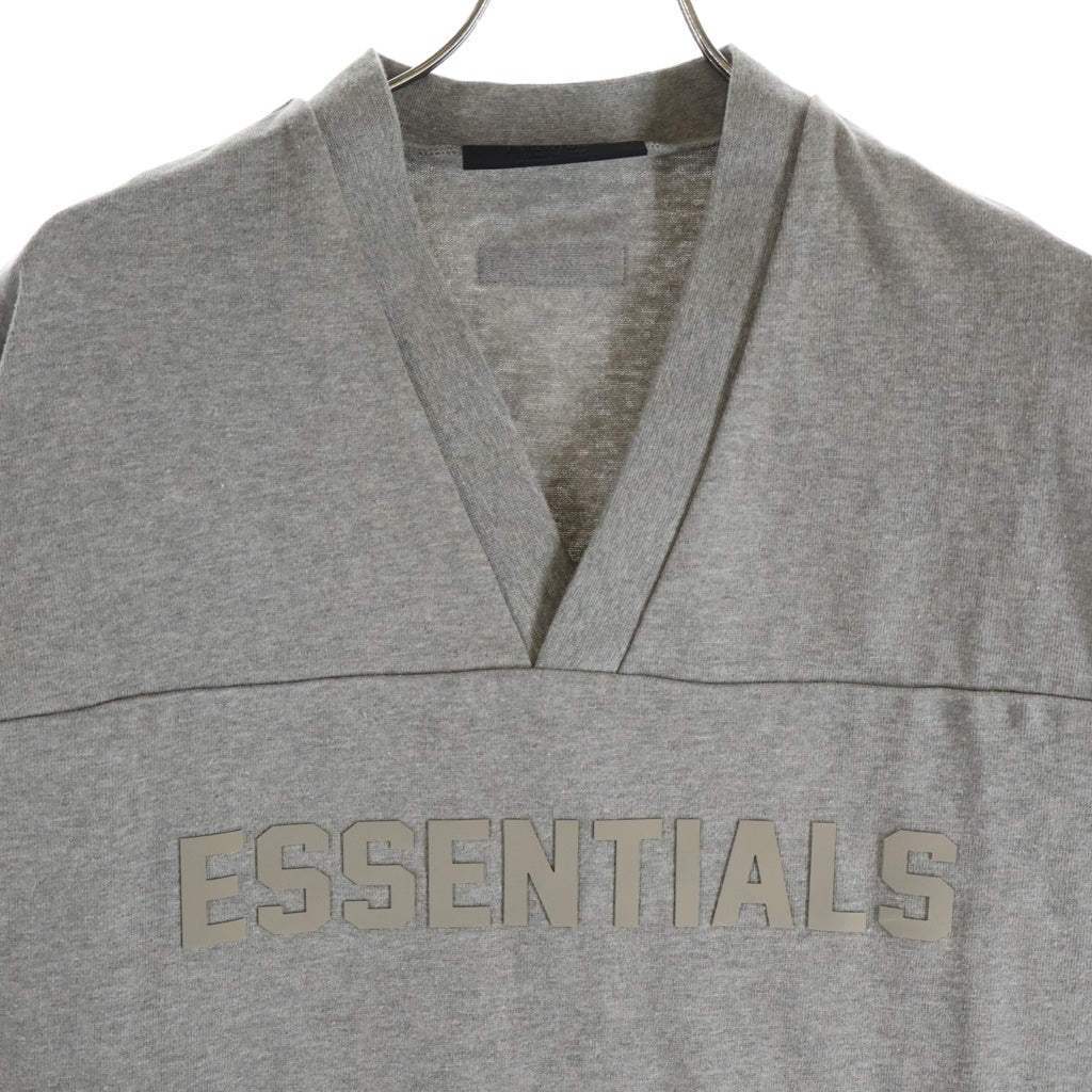FEAR OF GOD ESSENTIALS(フィアオブゴッド エッセンシャルズ) HEAVY JERSEY ラバーロゴ Vネック半袖Tシャツ ヘビージャージー グレー