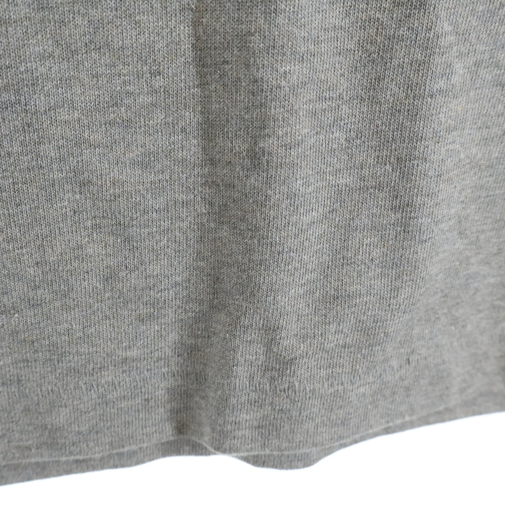 FEAR OF GOD ESSENTIALS(フィアオブゴッド エッセンシャルズ) HEAVY JERSEY ラバーロゴ Vネック半袖Tシャツ ヘビージャージー グレー