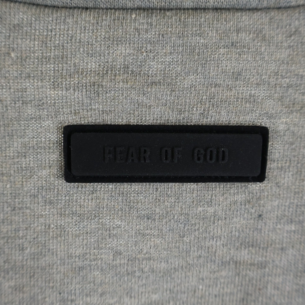 FEAR OF GOD ESSENTIALS(フィアオブゴッド エッセンシャルズ) HEAVY JERSEY ラバーロゴ Vネック半袖Tシャツ ヘビージャージー グレー