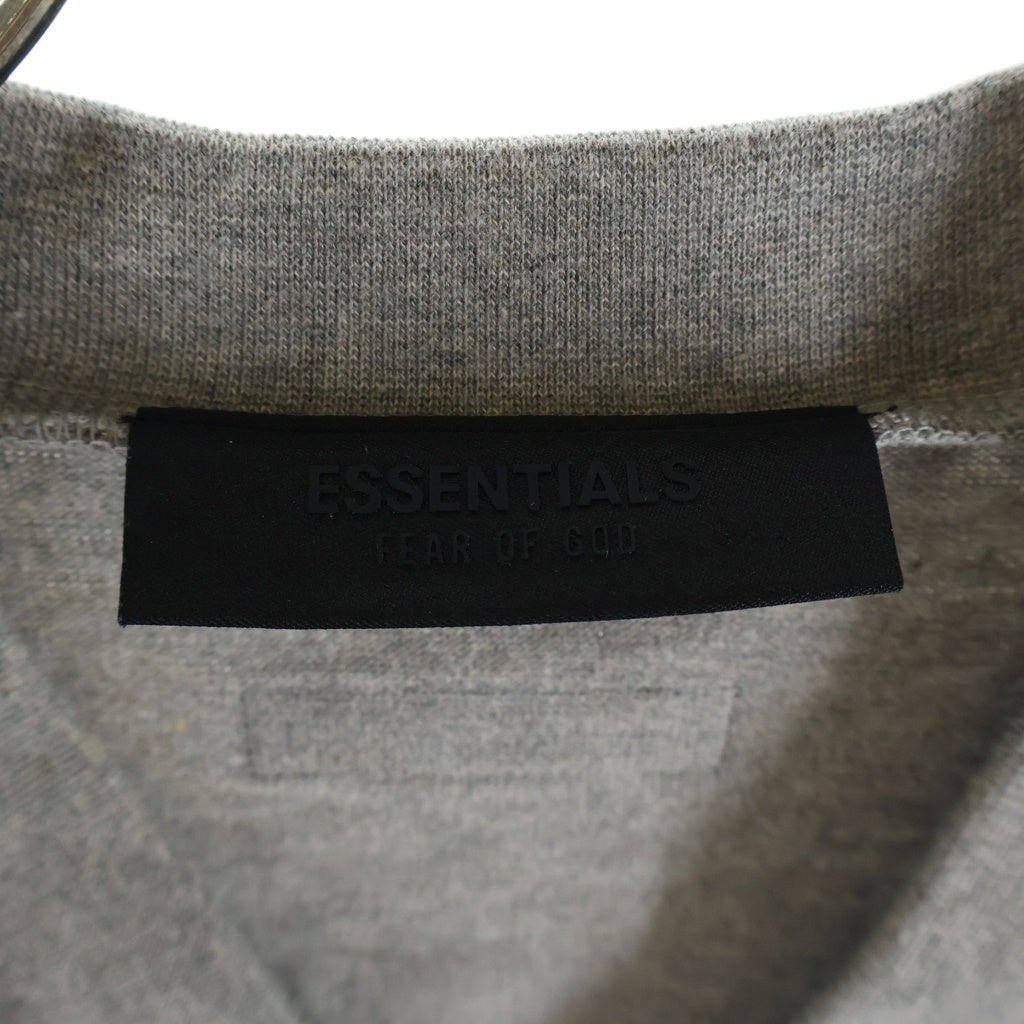 FEAR OF GOD ESSENTIALS(フィアオブゴッド エッセンシャルズ) HEAVY JERSEY ラバーロゴ Vネック半袖Tシャツ ヘビージャージー グレー