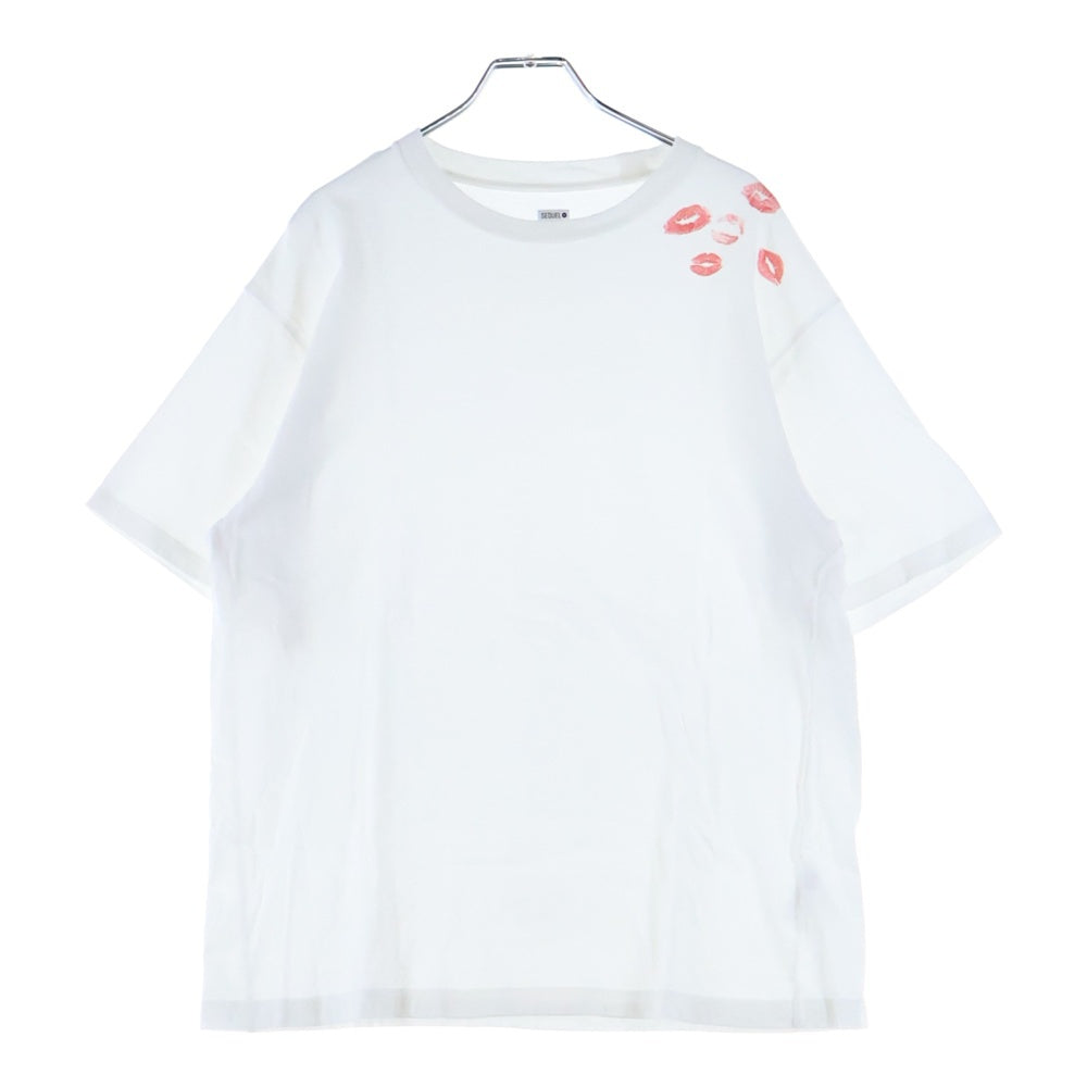 SEQUEL(シークエル) SHOULDER PRINT TEE リッププリント Tシャツ 半袖カットソー ホワイト