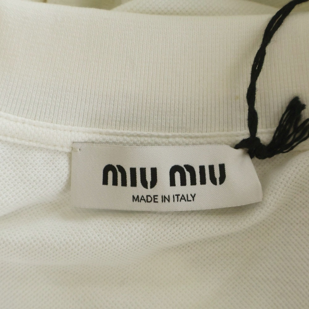 miumiu(ミュウミュウ) 24SS COTTON LOGO POLO L/S コットンピケ 長袖ポロシャツ ホワイト ロゴ刺繍 MJL019